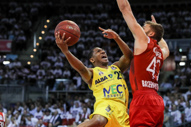 凭借自己的 凭借自己的